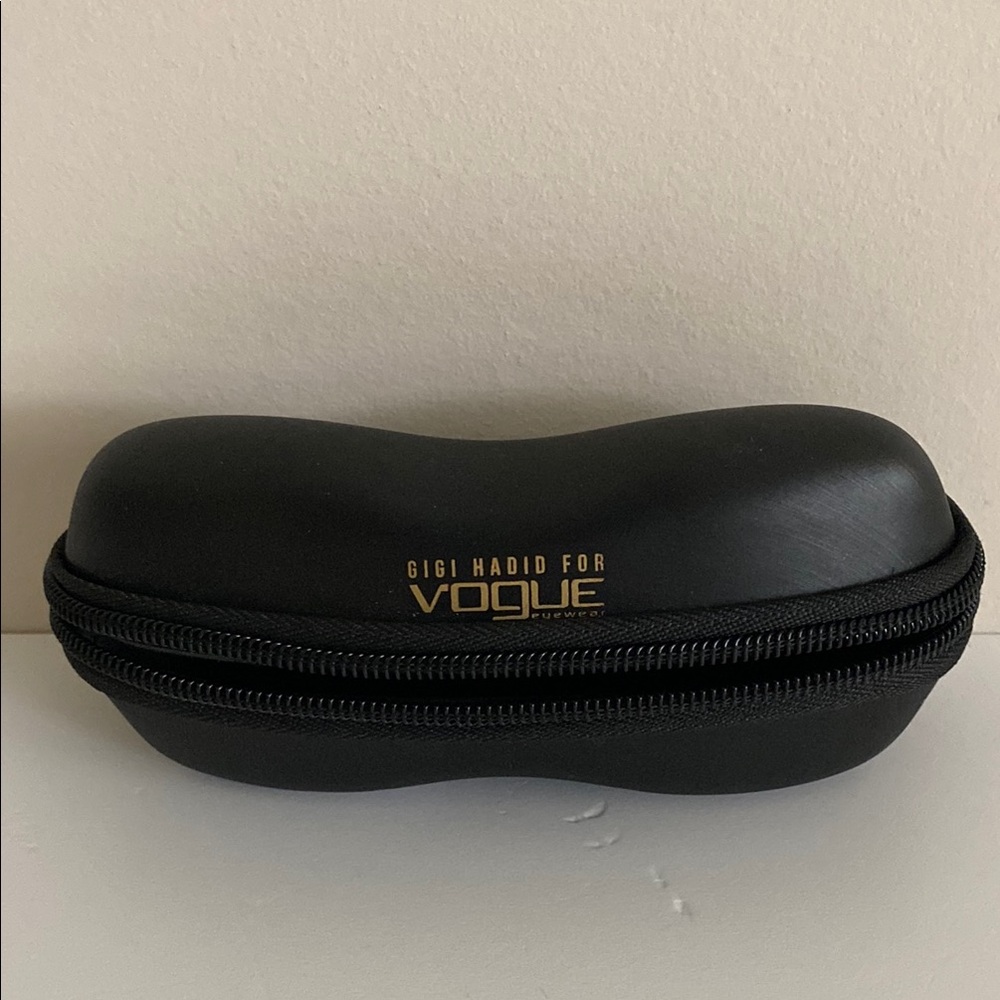 GIGI HADID FOR VOGUE  SUNGLASSES ZIPPERED HARD CASE BLACK (case only)